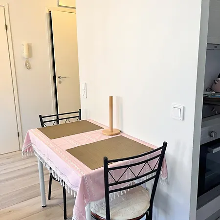 Lovely Next To The Metro Station And Shopping Malls - 16mins To Center, Convenient, Peaceful *