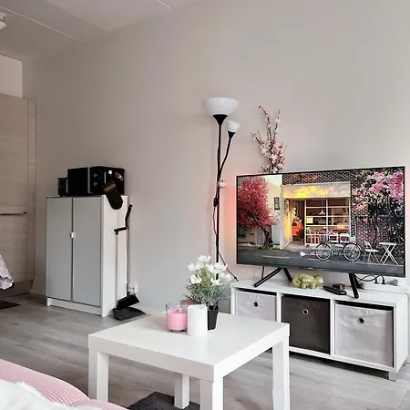 Lovely Next To The Metro Station And Shopping Malls - 16mins To Center, Convenient, Peaceful