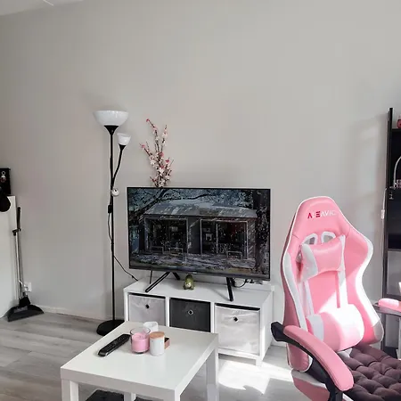 Lovely Next To The Metro Station And Shopping Malls - 16mins To Center, Convenient, Peaceful *