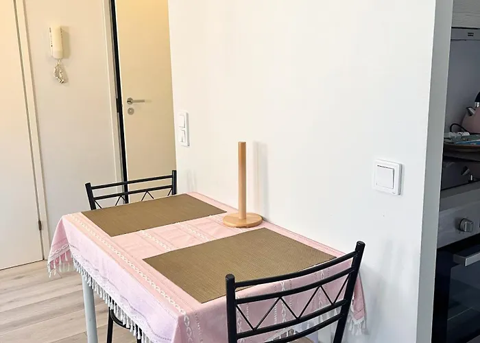 Lovely Next To The Metro Station And Shopping Malls - 16mins To Center, Convenient, Peaceful *