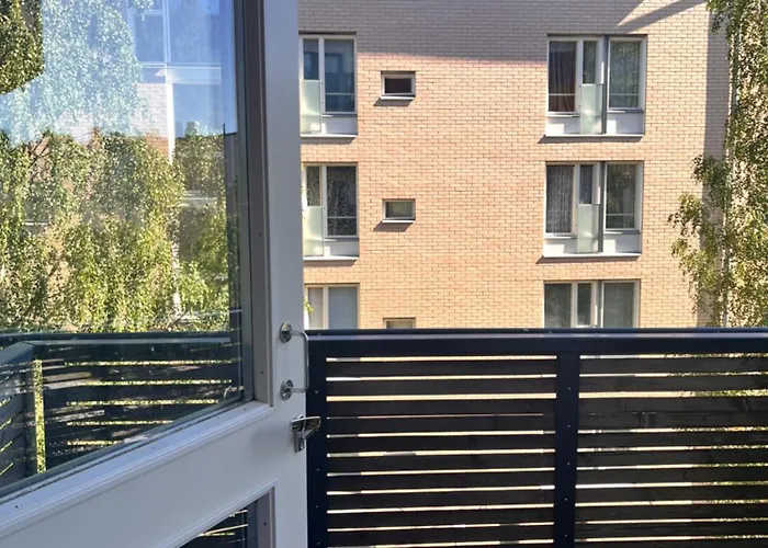 Lovely Next To The Metro Station And Shopping Malls - 16mins To Center, Convenient, Peaceful דירה *