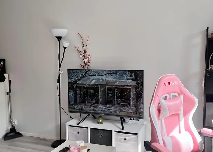 Lovely Next To The Metro Station And Shopping Malls - 16mins To Center, Convenient, Peaceful *