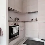 Apartamento Lovely Next To The Metro Station And Shopping Malls - 16mins To Center, Convenient, Peaceful *